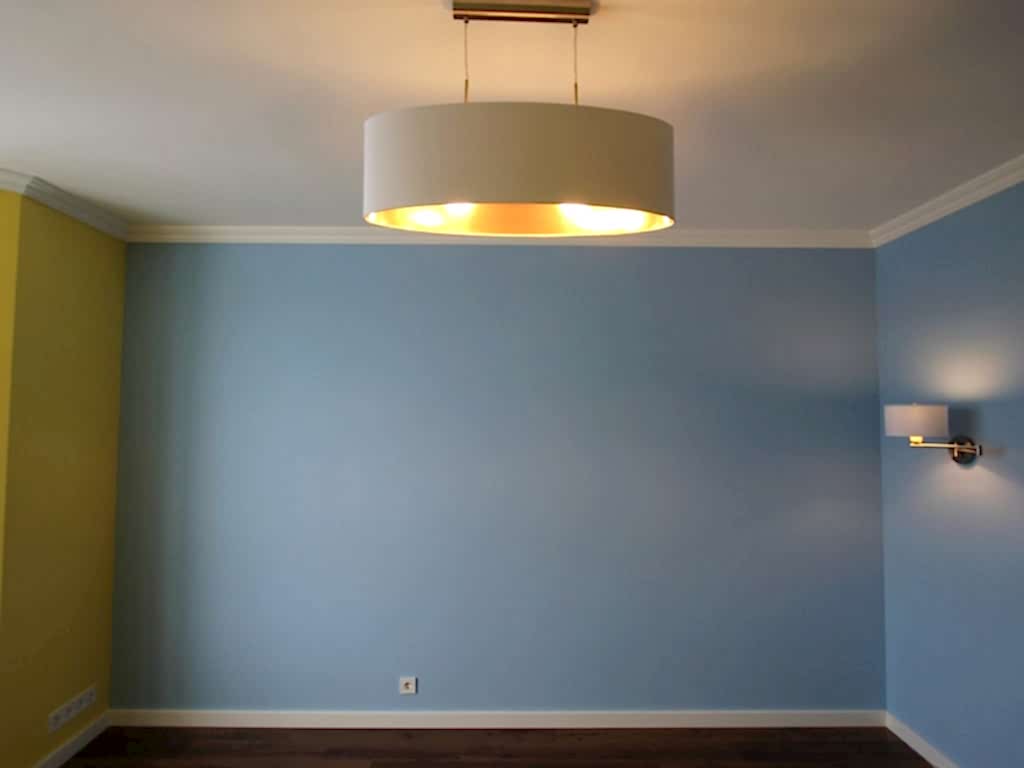 натяжной потолок со светильником